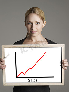 灰色背景下显示销售图表的年轻女商人肖像