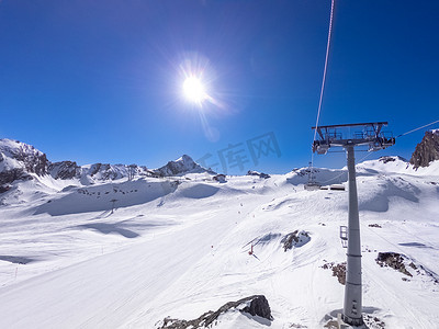 有缆车的冬天滑雪场在晴天