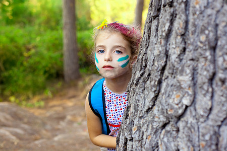 孩子们在森林树妆中玩耍的小女孩