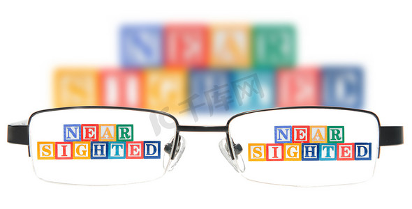 字母块拼写近视，戴着一副眼镜。