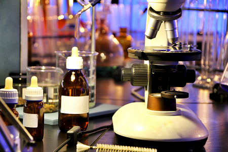 西班牙实验室的试管、罐和显微镜