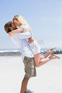 可爱的情侣在沙滩上拥抱