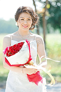 玫瑰田摄影照片_美丽的新娘在户外拿着玫瑰花束