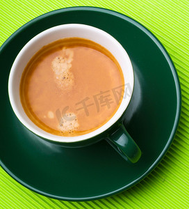 自助早餐摄影照片_背景中的一杯咖啡