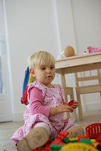 eva减震棉摄影照片_一个蹒跚学步的孩子在玩她的玩具