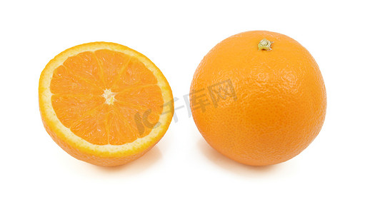 显示横截面的整个橙子和半个水果