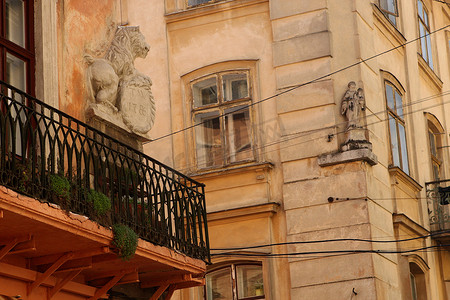 利沃夫加利西亚街的一栋带阳台和狮子的房子