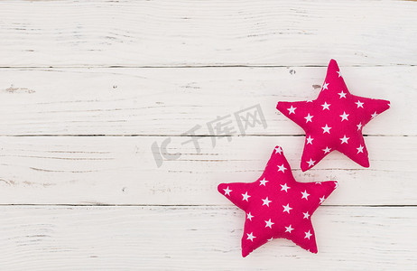 白色木制背景上可爱的粉红色星星