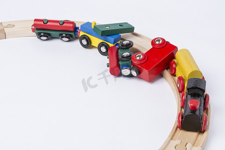 坠毁的木制玩具火车