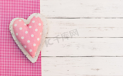 白色木制背景上可爱的粉红色心