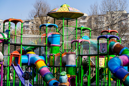 2021年罗马尼亚布加勒斯特儿童户外彩色游乐场乐趣