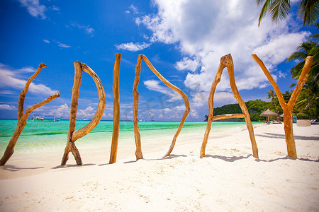 热带岛屿上完美的白色沙滩和绿松石海，木字写成星期五