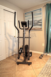 家庭健身房中的椭圆机用于家庭锻炼