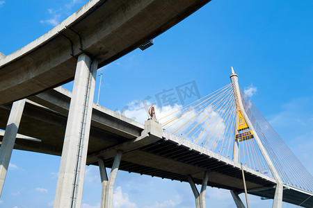 这座桥摄影照片_泰国普密蓬桥，这座桥横跨湄南河