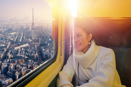 年轻漂亮的女人旅行看埃菲尔在日落 wh