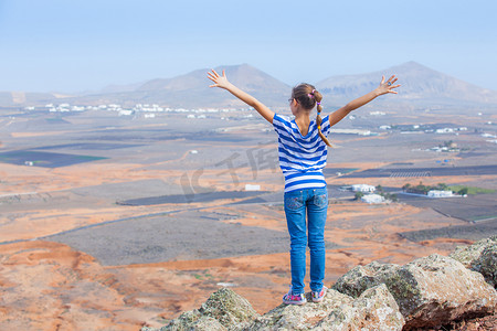 女孩仰望天空摄影照片_“站在悬崖边上仰望天空的女孩”