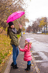 下雨打伞摄影照片_雨天和妈妈打伞散步的小女孩