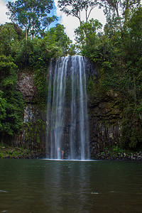人们站在米拉米拉瀑布下洗澡，澳大利亚昆士兰