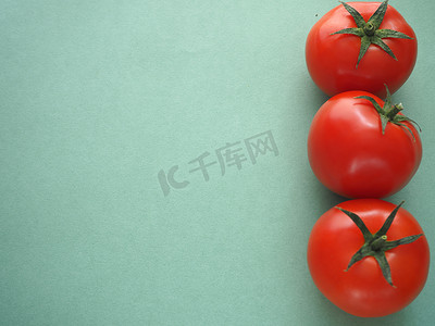 三个红番茄。