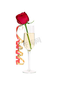 流光拉丝金属摄影照片_杯香槟和纸飘带中的红玫瑰。