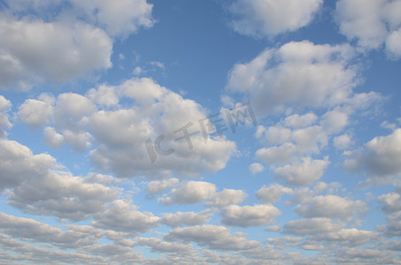 多云蓝色春天天空阳光明媚的背景