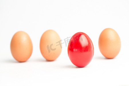 连续四个鸡蛋，其中一个红蛋突出