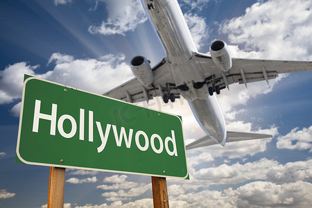 好莱坞绿色路标和上面的飞机