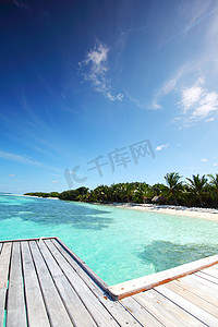 蓝色大海中的度假胜地马尔代夫房屋