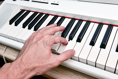 音乐摄影照片_弹钢琴的音乐艺术家的手的特写，男人的手，古典音乐，键盘，合成器，钢琴家