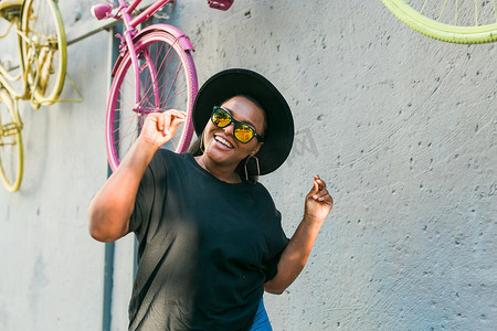 城市复制空间中戴着时尚太阳镜的卷发时尚千禧一代或 z 世代非洲裔美国女孩的特写肖像 — Instagram 风格的夏季潮人照片