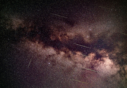 银河照片摄影照片_天鹰座区域银河系上空的流星雨-长曝光照片