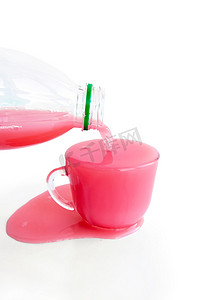牛奶饮品摄影照片_粉色牛奶饮品
