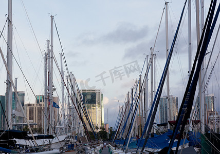 火奴鲁鲁市中心在黎明时分 Ala Wai 港口