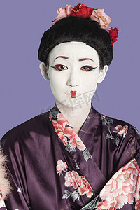 舞妓摄影照片_身着和服的日本女性画像，脸上涂着紫色背景