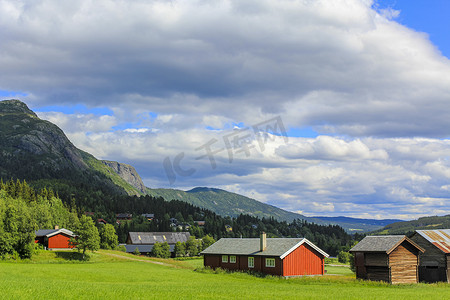 挪威全景、海姆瑟达尔山脉、红色农舍、绿色草地、维肯、布斯克鲁德。