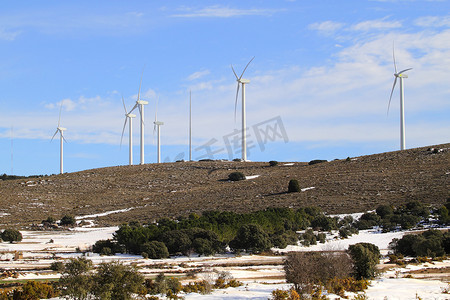 雪山上的风力发电机风车