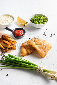 白色背景纸锥中的炸鱼和薯条，所有成分都是经典食谱外卖食品，白色石头纹理背景，侧视细节