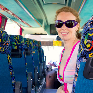 可爱巴士摄影照片_旅游巴士上的女孩对太阳镜很满意