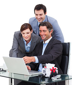 在电脑前工作的热心企业团队