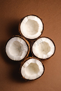 在棕色平原背景的椰子果子，抽象热带食物