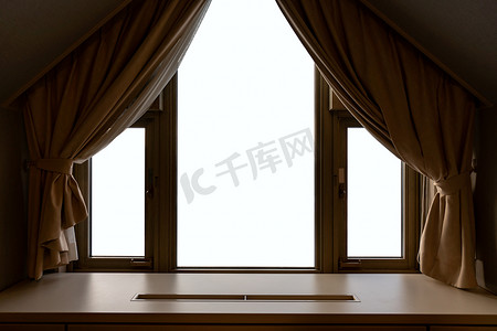 窗帘窗帘样机摄影照片_带有白色样机背景的舷窗窗向外看。