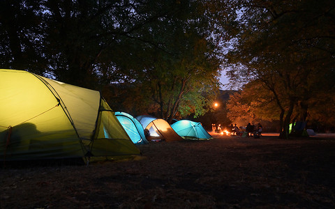 晚上在大自然中搭帐篷