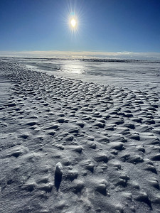 阳光明媚的冬日冰坡，蓝色透明的冰，纯蓝的天空，长长的阴影，纯净的积雪覆盖的处女地，雪地，