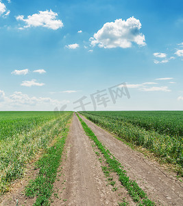空旷土地摄影照片_有绿草和云彩的空旷的乡间小路