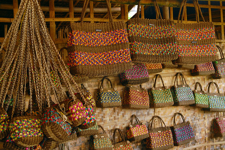 菲律宾阿克兰 Ilig iligan 海滩的编织袋纪念品