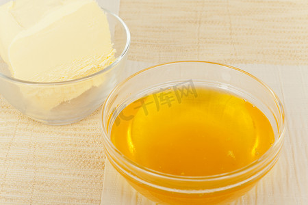 隔水加热摄影照片_整个黄油和酥油