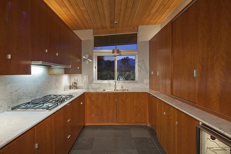 厨房冰箱场景摄影照片_小型住宅厨房的木材内饰