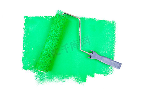 绿色痕迹上的油漆滚筒