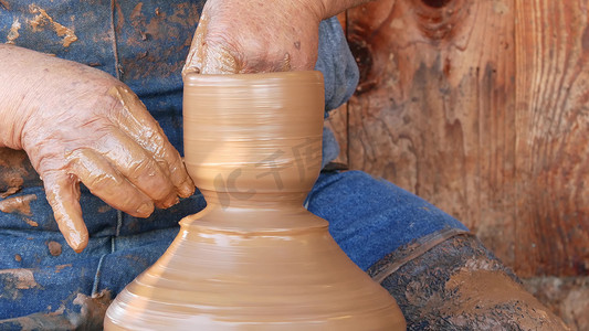 制陶摄影照片_美国加利福尼亚州圣地亚哥 — 2020 年 1 月 5 日：在墨西哥旧城区工作的陶工，陶轮上的生粘土。