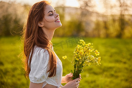 一个女人的画像，在田野里夕阳的照射下，带着一束野花